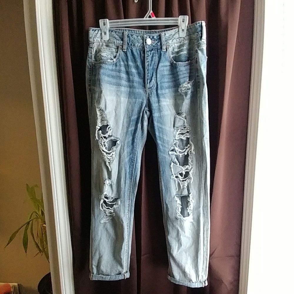 NWOT AEO Ripped Tomgirl Jean